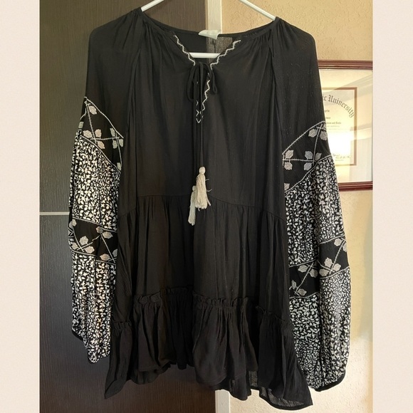Black Tiered Tunic w/ Tassels & Bubble Sleeve - Picture 14 of 14